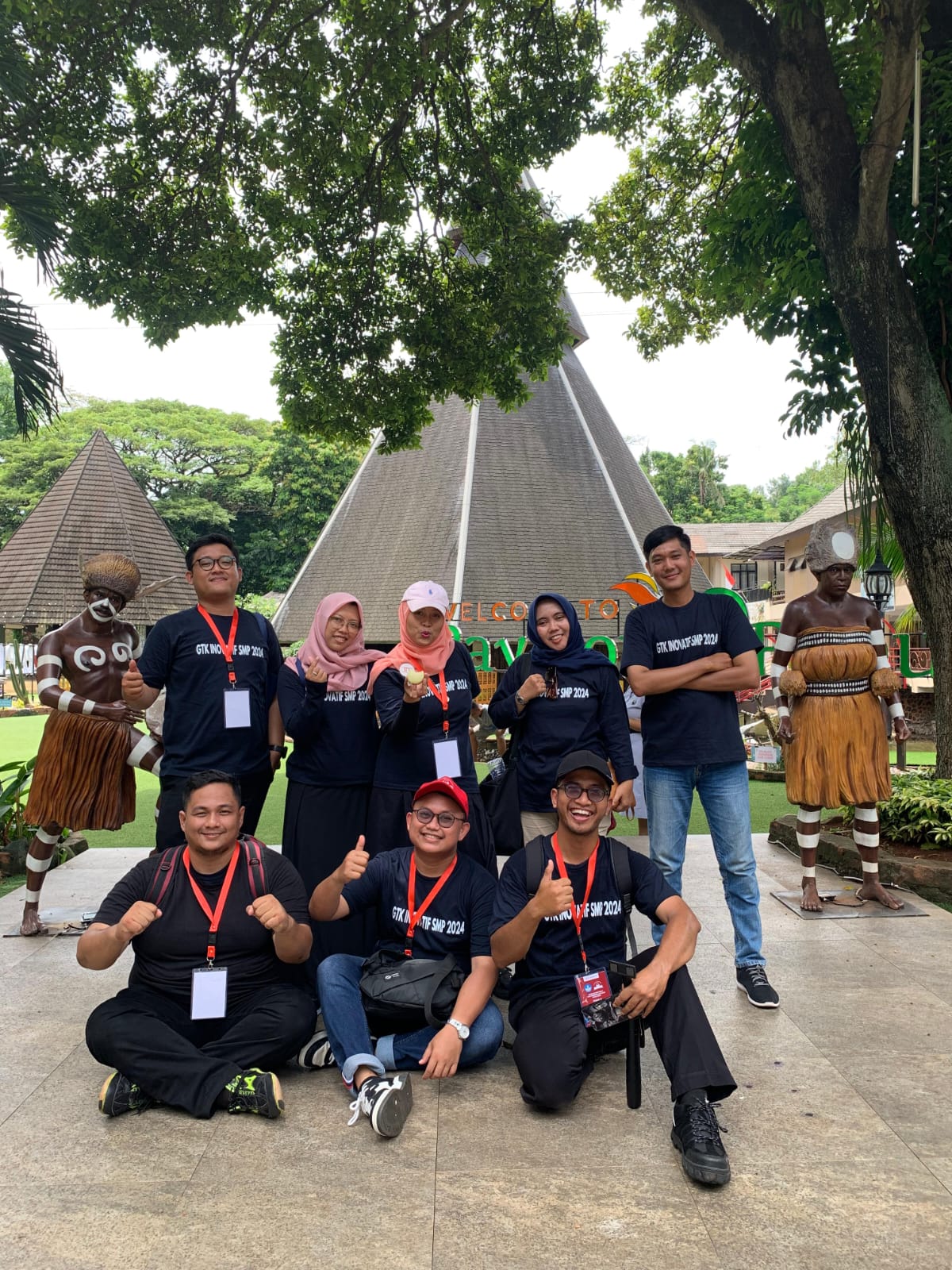 Foto Bersama di Lokasi Rumah Adat Papua TMII