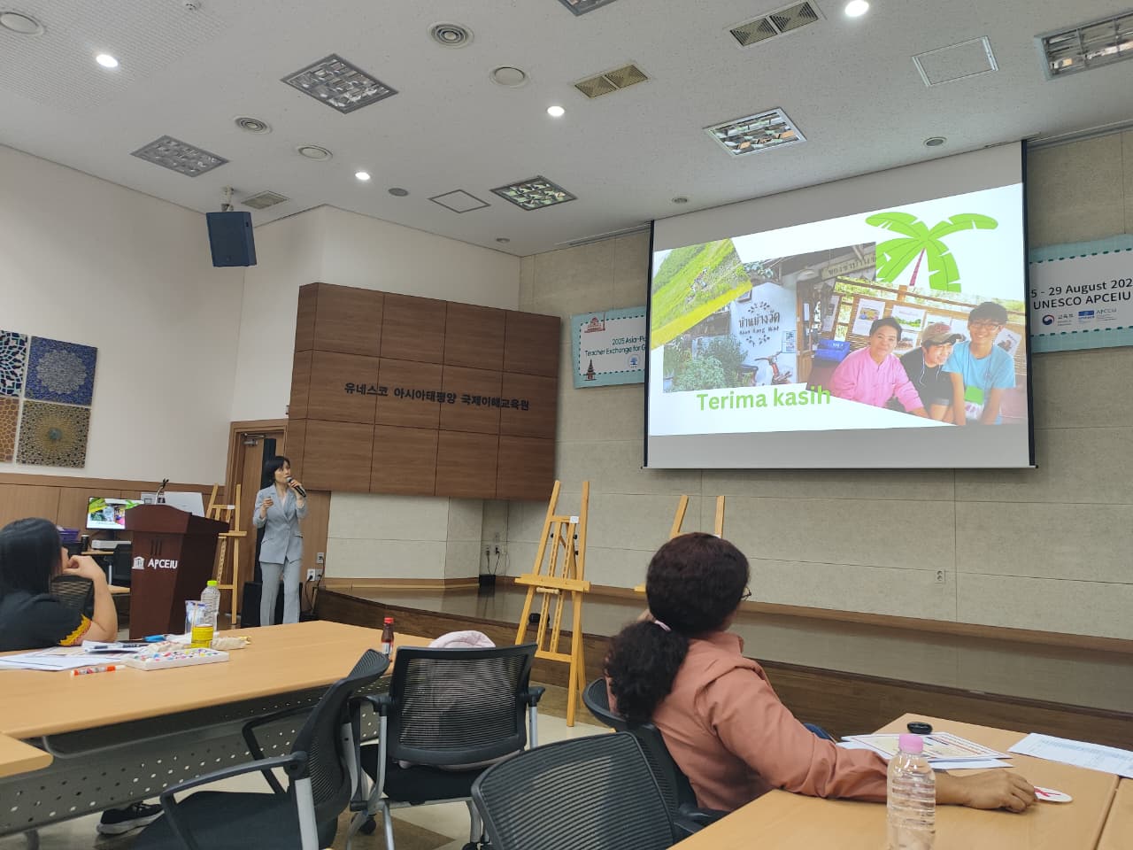 Materi utama hari ini adalah tentang Adjusting to Korean School Mindset and Emotional Readiness. Dari sesi ini saya semakin paham mengapa sistem pendidikan Korea dikenal maju dan menghasilkan generasi yang cerdas. Di sini, para siswa memiliki semangat belajar yang luar biasa—bahkan dikenal dengan istilah education fever.