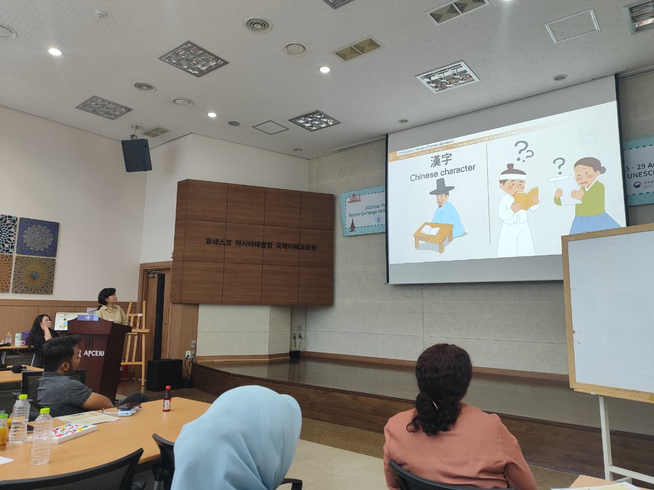 Materi utama hari ini adalah tentang Adjusting to Korean School Mindset and Emotional Readiness. Dari sesi ini saya semakin paham mengapa sistem pendidikan Korea dikenal maju dan menghasilkan generasi yang cerdas. Di sini, para siswa memiliki semangat belajar yang luar biasa—bahkan dikenal dengan istilah education fever.