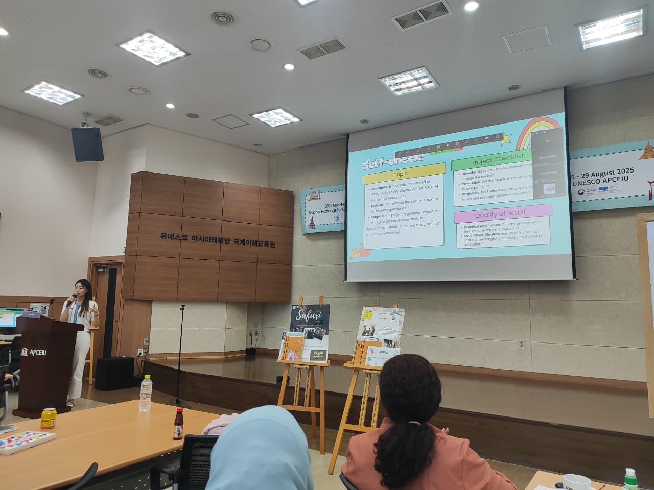 Materi utama hari ini adalah tentang Adjusting to Korean School Mindset and Emotional Readiness. Dari sesi ini saya semakin paham mengapa sistem pendidikan Korea dikenal maju dan menghasilkan generasi yang cerdas. Di sini, para siswa memiliki semangat belajar yang luar biasa—bahkan dikenal dengan istilah education fever.