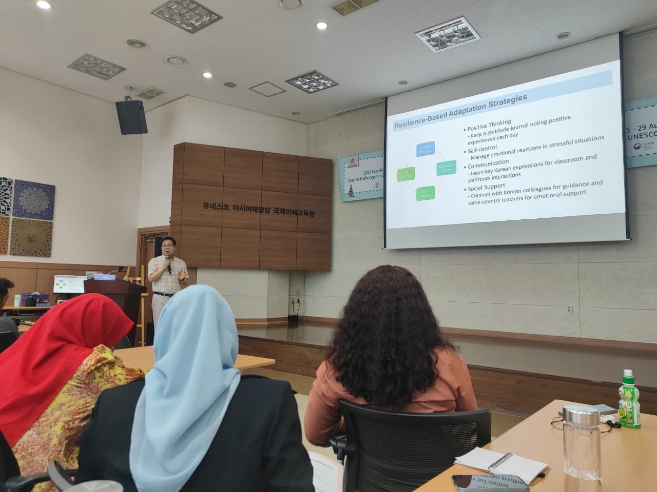 Materi utama hari ini adalah tentang Adjusting to Korean School Mindset and Emotional Readiness. Dari sesi ini saya semakin paham mengapa sistem pendidikan Korea dikenal maju dan menghasilkan generasi yang cerdas. Di sini, para siswa memiliki semangat belajar yang luar biasa—bahkan dikenal dengan istilah education fever.