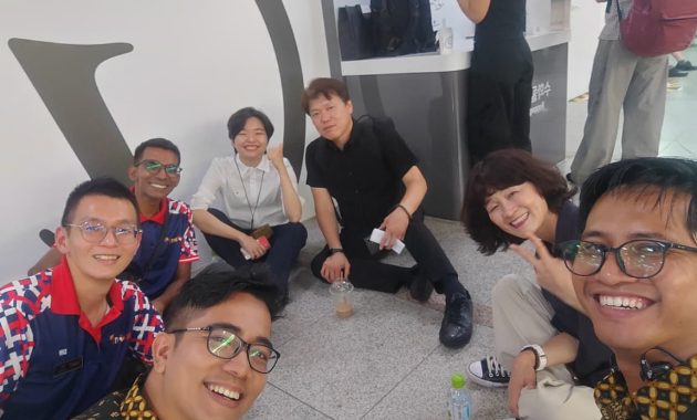 Hari ini bisa dibilang sebagai puncak kegiatan Local Adjustment Training (LAT) sekaligus Welcoming Ceremony yang diselenggarakan oleh APCEIU.