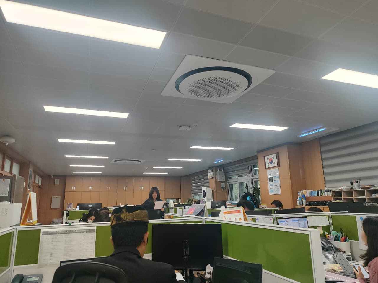  Senin Penuh Cerita dan Refleksi Pendidikan di Korea - Hari ini sebenarnya terasa seperti hari-hari biasanya di sekolah. Tapi kalau diperhatikan lebih dalam, selalu saja ada hal kecil yang berbeda dan menarik untuk diceritakan.