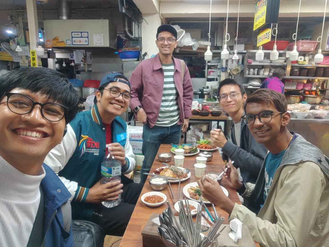  Senin Penuh Cerita dan Refleksi Pendidikan di Korea - Hari ini sebenarnya terasa seperti hari-hari biasanya di sekolah. Tapi kalau diperhatikan lebih dalam, selalu saja ada hal kecil yang berbeda dan menarik untuk diceritakan.