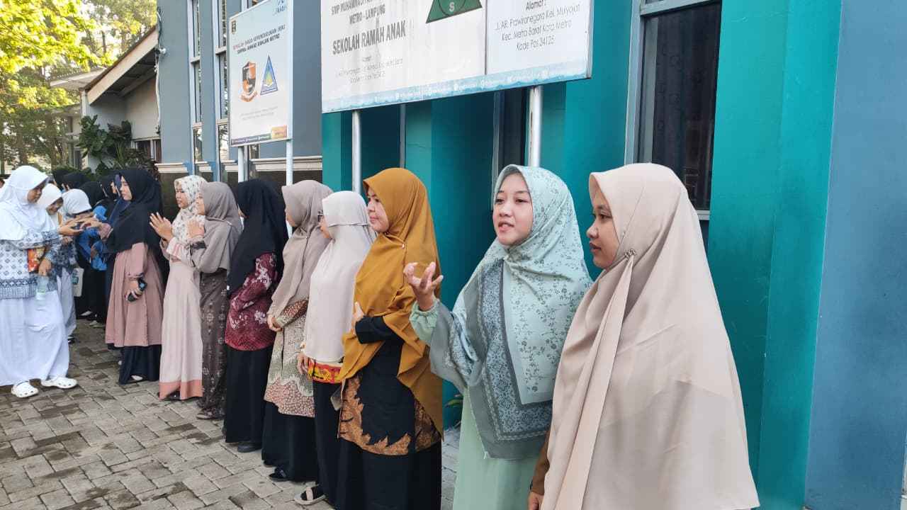 Menyambut Keberangkatan siswa di Sekolah